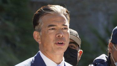 El fiscal general de California, Rob Bonta, habla en conferencia de prensa en el Capitolio estatal en Sacramento, California.