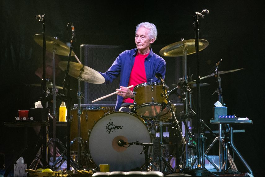En esta foto de archivo tomada el 28 de julio de 2019, el baterista de The Rolling Stones, Charlie Watts, se presenta en el escenario durante su gira No Filter en el NRG Stadium el 27 de julio de 2019 en Houston, Texas.