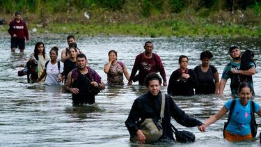Migrantes haitianos atraviesan a pie el río Tuquesa, tras atravesar el Tapón del Darién, en Bajo Chiquito, Panamá, el miércoles 4 de octubre de 2023.