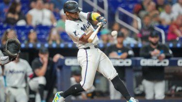 El dominicano Otto López, de los Marlins de Miami, conecta un sencillo durante un encuentro contra los Filis de Filadelfia, el 19 de junio de 2025.