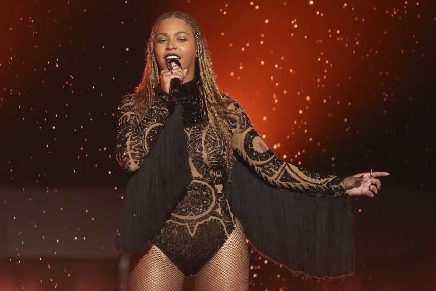 En esta fotografía del 26 de junio de 2016, Beyoncé interpreta Freedom en los Premios BET en Los Ángeles.