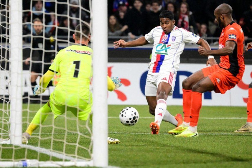 El delantero brasileño #09 Endrick del Lyon remata durante el partido de octavos de final de la Copa de Francia entre el Olympique Lyonnais y el Laval Stade Mayenne FC en el estadio Groupama de Lyon el 4 de febrero de 2026.&nbsp;