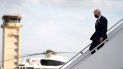 El presidente Joe Biden desciende del avión presidencial en la Base Aérea de Yokota, en las afueras de Tokio, Japón, el domingo 22 de mayo de 2021. El presidente Joe Biden desciende del avión presidencial en la Base Aérea de Yokota, en las afueras de Tokio, Japón, el domingo 22 de mayo de 2021.