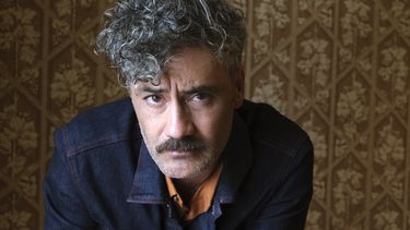 En esta foto del 8 de septiembre de 2019, el cineasta Taika Waititi posa mientras promueve su nuevo filme, Jojo Rabbit, en el Festival Internacional de Cine de Toronto.&nbsp;