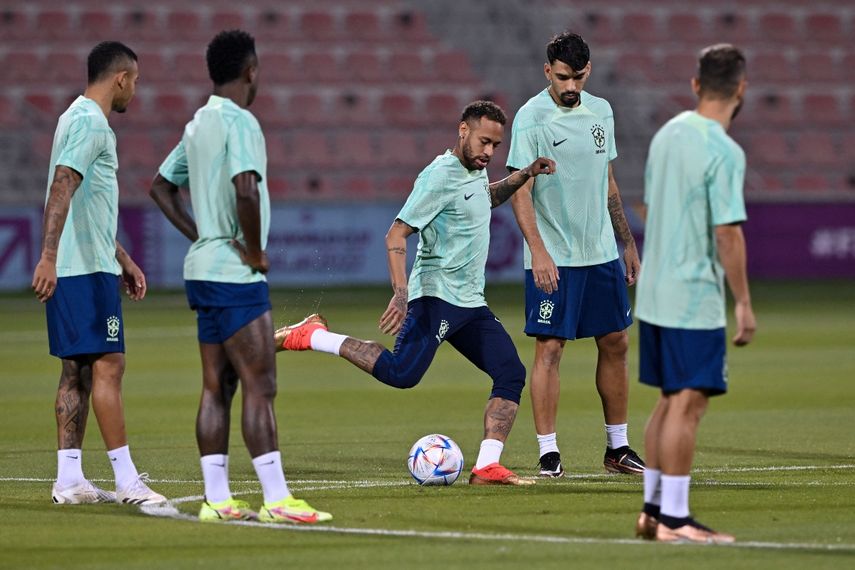 Neymar, de Brasil, patea la pelota en pleno entrenamiento de la selección más ganadora en la historia de la Copa del Mundo, previo a lo que será el estreno del combinado sudamericano en Catar 2022 ante Serbia.