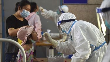 Una enfermera toma muestras para pruebas de COVID-19 en Nanjing, China, 2 de agosto de 2021. Decenas de casos nuevos se registraron el miércoles 4 de agosto de 2021 en el brote más grave del coronavirus en China desde el inicio de la pandemia. Las autoridades sellaron una ciudad y dijeron que sancionarán a sus gobernantes locales.&nbsp;