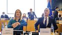 El secretario general de la OTAN, Jens Stoltenberg (derecha), y la presidenta del Parlamento Europeo, Roberta Metsola, antes del inicio de una reunión de presidentes de partidos europeos, en el Parlamento Europeo, en Bruselas, el 28 de abril de 2022. 