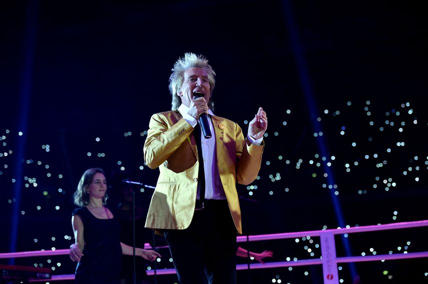 En esta foto de archivo tomada el 28 de noviembre de 2015, el cantante de pop británico Rod Stewart se presenta antes de la pelea por el título de la AMB, la FIB, la OMB y la IBO en el oeste de Alemania.
