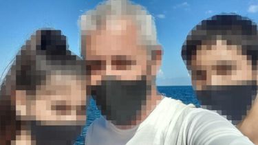 María junto a Carlos y su hermano mayor.