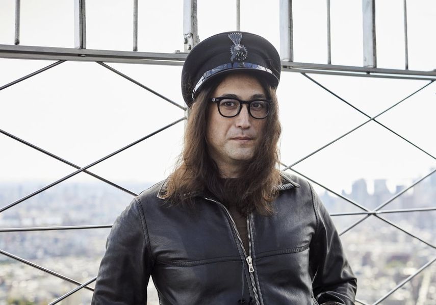 Sean Ono Lennon posa para un retrato en el piso panor&aacute;mico del Empire State Building el jueves 8 de octubre de 2020 en Nueva York.&nbsp;