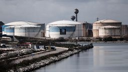 Depósito de petróleo en Francia. Depósito de petróleo en Francia.