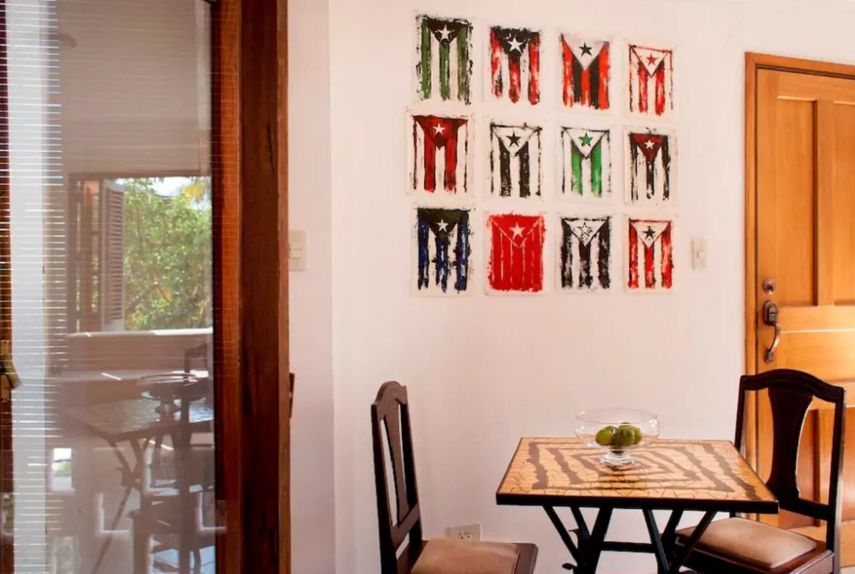 Actividades como el arrendamiento de viviendas e incluso las ofertas de restaurantes privados representan una fuerte competencia para los establecimientos del Estado, con servicios deficientes y altos precios.