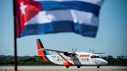 Cuba advirtió a las aerolíneas que suspenderá el suministro de combustible para aviones durante un mes debido a una crisis energética. Cuba advirtió a las aerolíneas que suspenderá el suministro de combustible para aviones durante un mes debido a una crisis energética.