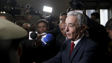 El senador y expresidente colombiano &Aacute;lvaro Uribe llega a la Corte Suprema de Justicia para testificar en un caso de presunta manipulaci&oacute;n de testigos, el martes 8 de octubre de 2019, en Bogot&aacute;.