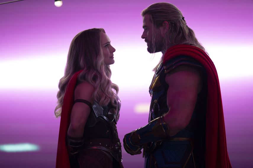 En esta imagen proporcionada por Marvel Studios Natalie Portman y Chris Hemsworth en una escena de Thor: Love and Thunder.
