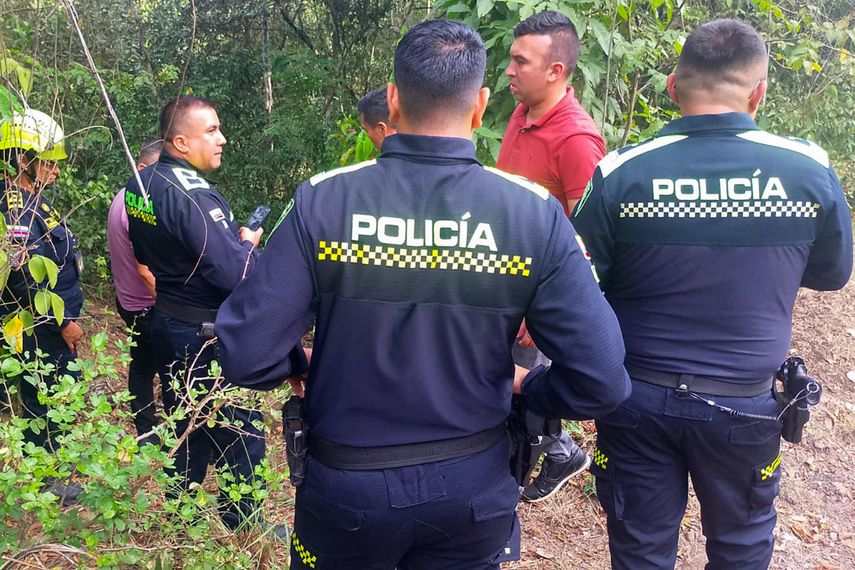 &nbsp;Fotografía cedida por Bomberos de Cundinamarca que muestra a un grupo de policías y bomberos durante un operativo de búsqueda este martes, en zona rural de Apulo (Colombia). Las autoridades colombianas investigan el hallazgo de un cuerpo que podría corresponder al de Yulixa Toloza, una mujer desaparecida hace una semana tras someterse a un procedimiento estético en una clínica presuntamente ilegal de Bogotá, un caso que ha causado conmoción en el país.