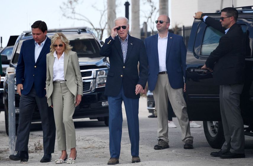 El presidente Joe Biden a su arribo a la zona devastada en Florida por el huracán Ian, junto a su esposa Jill y el gobernador de Florida, Ron DeSantis.&nbsp;