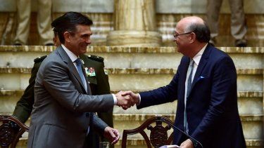 El presidente de Bolivia, Rodrigo Paz (der.), saluda al presidente del Banco Interamericano de Desarrollo (BID), Ilan Goldfajn, antes de una conferencia de prensa en el Palacio Quemado, en La Paz, el 13 de enero de 2026. (Foto: Jorge BERNAL / AFP)