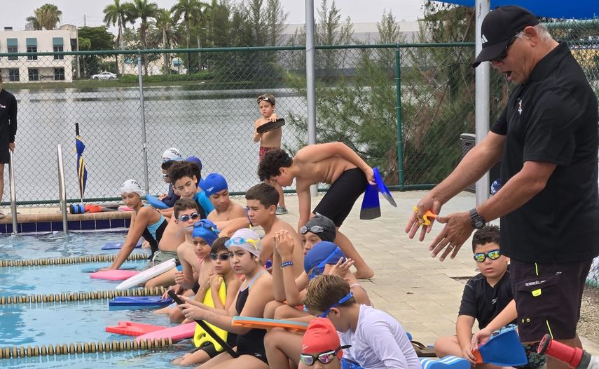 Jóvenes y niños nadadores de la Tri2One Swim Academy.&nbsp;