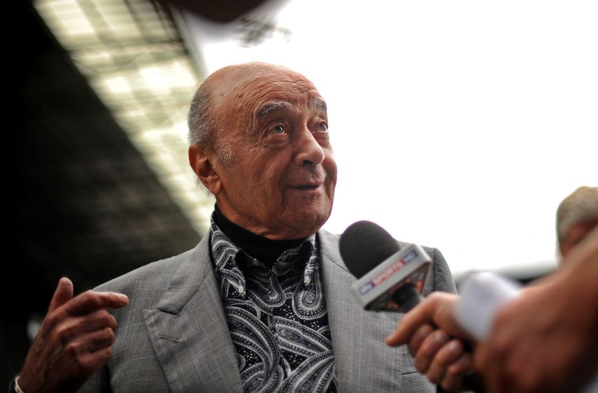 El magnate Mohammed Al-Fayed habla con los medios de comunicación en el terreno Craven Cottage de Fulham en Londres el 3 de agosto de 2010. Docenas de mujeres de todo el mundo han acusado al difunto propietario de Harrods de agresión sexual.