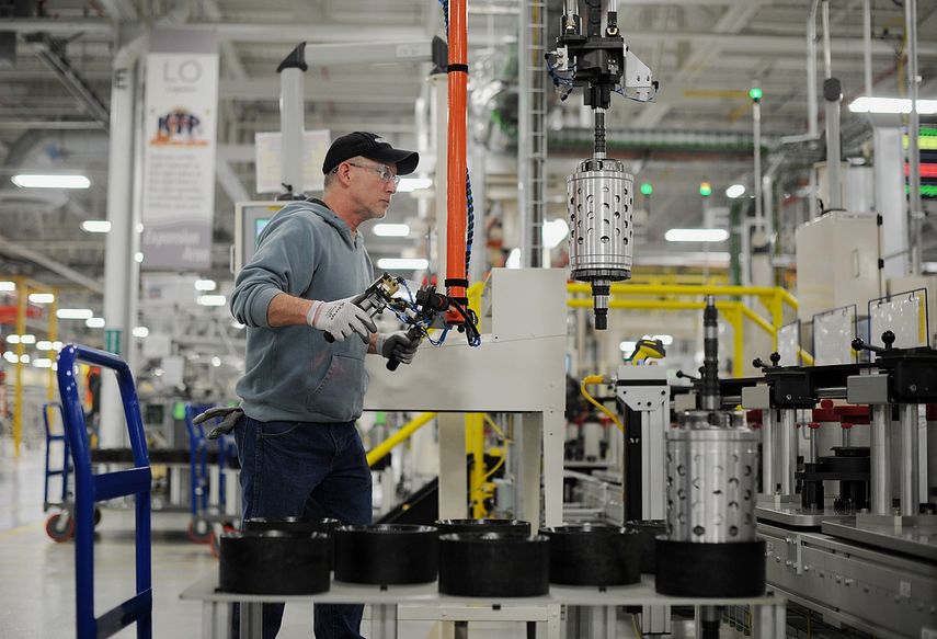 Un hombre trabaja en una fábrica en Estados Unidos.&nbsp;