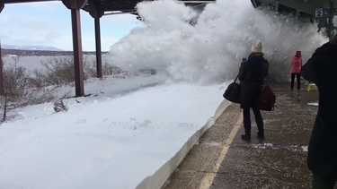 ola de nieve cubre a los pasajeros en una estacion de tren en nueva york