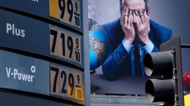 Los precios de la gasolina se ven frente a una valla publicitaria que anuncia Last Week Tonight de HBO en Los Ángeles, el lunes 7 de marzo de 2022.&nbsp;