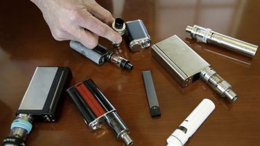 Artículos para vapear confiscados a estudiantes en el plantel, en Massachusetts. 