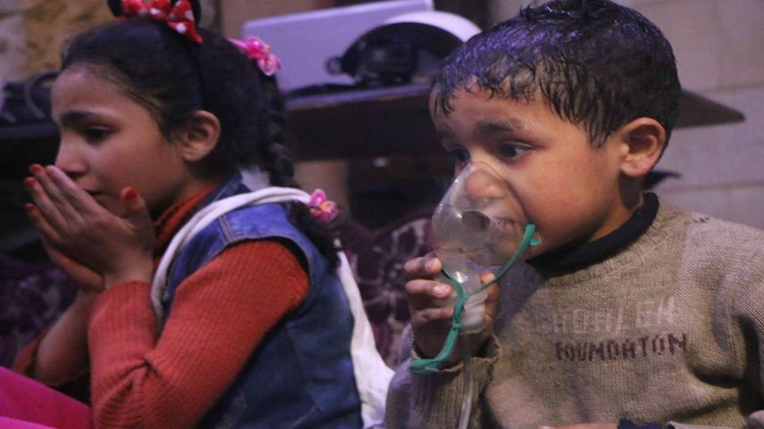 Niños son atendidos en la ciudad siria de Duma luego de un presunto ataque con armas químicas