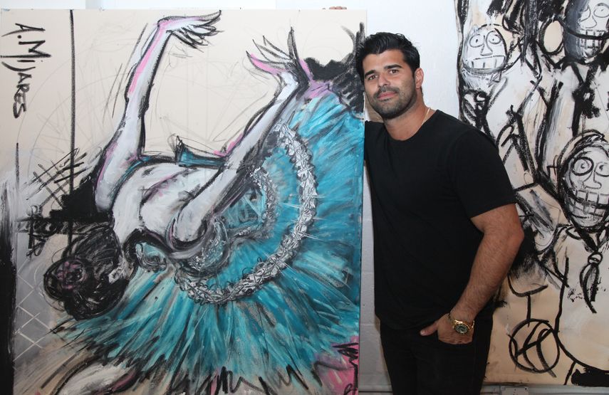 El pintor cubanoamericano Alexander Mijares dej&oacute; por un momento su taller de arte&nbsp;para trabajar largas horas en la f&aacute;brica de su padre, que ahora produce m&aacute;scaras protectoras contra la Covid-19.&nbsp;