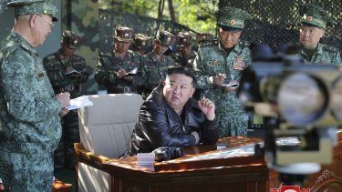 En esta fotografía proporcionada por el gobierno de Corea del Norte, el gobernante norcoreano Kim Jong Un visita una unidad de fuerzas de operaciones especiales en un distrito del oeste del territorio, el miércoles 2 de octubre de 2024.&nbsp;