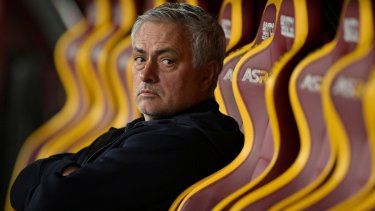 El técnico de la Roma, José Mourinho, observa el encuentro ante el Lecce en la Serie A en el Estadio Olímpico de Roma, el domingo 5 de noviembre del 2023. 