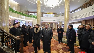 Esta fotografía, tomada el 20 de diciembre de 2025 y publicada por la Agencia Central de Noticias de Corea del Norte (KCNA) a través de KNS el 23 de diciembre de 2025, muestra al líder norcoreano Kim Jong Un (centro) y a su hija Ju Ae (a su izquierda) inspeccionando el Hotel Ikkal, recientemente terminado en el distrito turístico de Samjiyon, en la provincia de Ryanggang.&nbsp; 