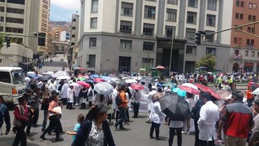 Médicos bolivianos protestan contra el decreto de creación de una nueva autoridad para fiscalizar al sector público y privado de la&nbsp;salud.
