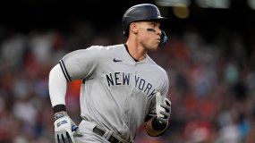 Aaron Judge, de los Yanquis de Nueva York, corre tras conectar un elevado en el segundo juego de la Serie de Campeonato de la Liga Americana ante los Astros de Houston, el jueves 20 de octubre de 2022 