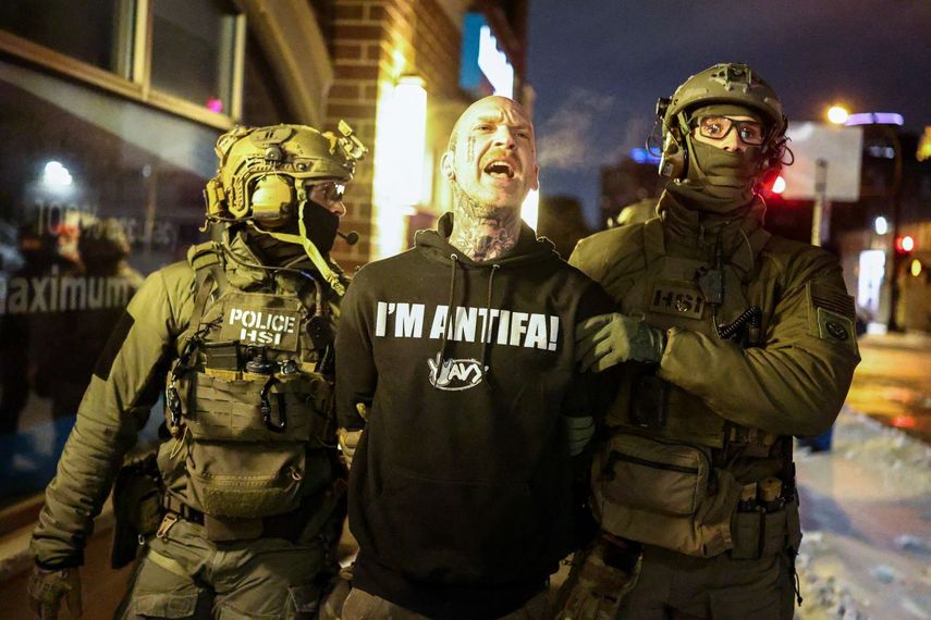 Agentes federales de Investigaciones de Seguridad Nacional (HSI) detienen a un manifestante que llevaba una camiseta con la palabra Antifa en Minneapolis, el 5 de febrero de 2026.
