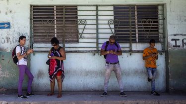 Un grupo de cubanos se conecta a Internet.
