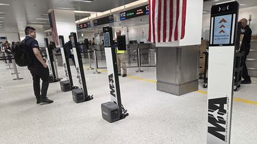 Vista parcial del servicio de control automatizado de pasaportes en Aeopuerto Internacional de Miami.