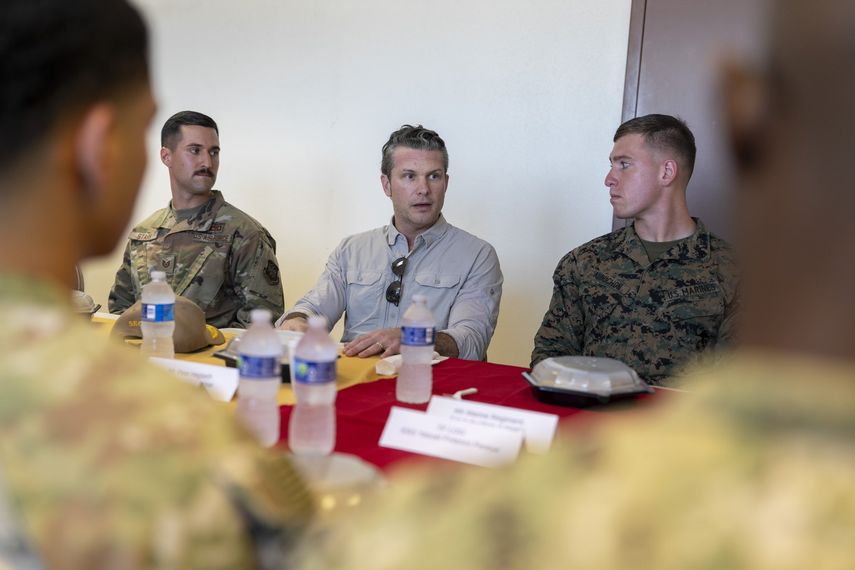 El secretario de Defensa, Pete Hegseth, se reúne con personal militar estadounidense en la Base Naval de la Bahía de Guantánamo el 25 de febrero de 2025.