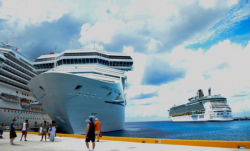 Pasajeros aguardan por abordar un crucero.