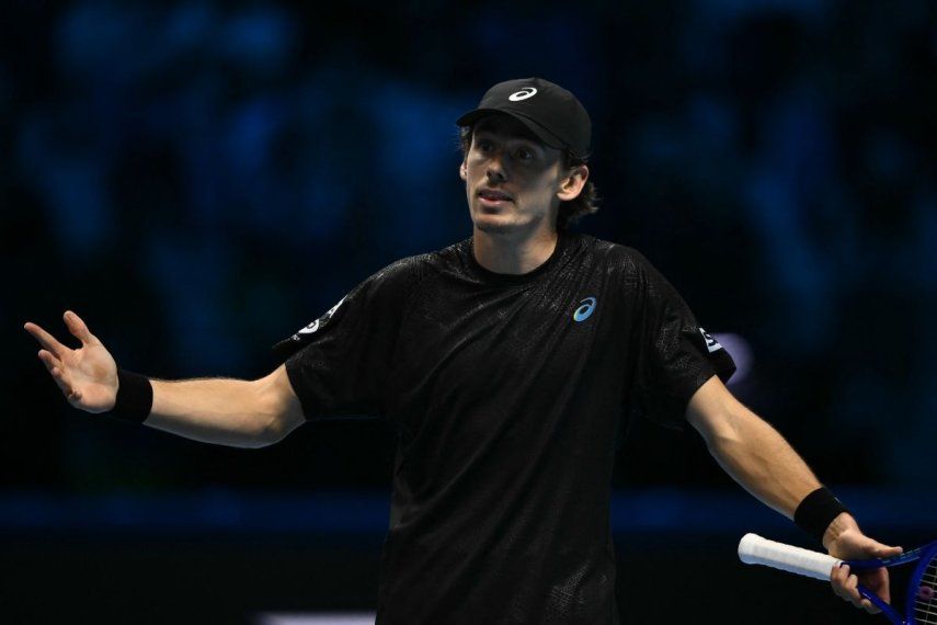 El australiano Álex de Miñaur reacciona durante un partido ante el italiano Jannik Sinner, el 15 de noviembre de 2025.