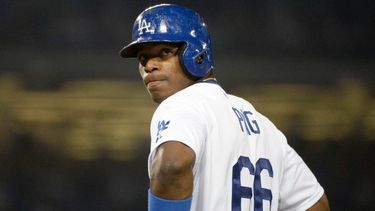 Peloteros como Yasiel Puig podrían vestir en uniforme de la selección cubana. (ARCHIVO)