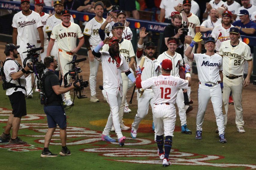El toletero Kyle Schwarber (12), de los Filis de Filadelfia, celebra con el resto de sus compañeros de la Liga Nacional tras conectar tres jonrones en el Swing Off que decidió el Juego de Estrellas, el 15 de julio de 2025.