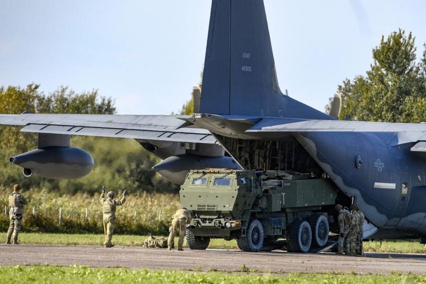 Soldados cargan un Sistema de Cohetes de Artillería de Alta Movilidad (HIMARS) desde un avión MC-130J de Operaciones Especiales de EEUU durante ejercicios militares en el Aeropuerto Spilve en Riga, Letonia, el 26 de septiembre de 2022.