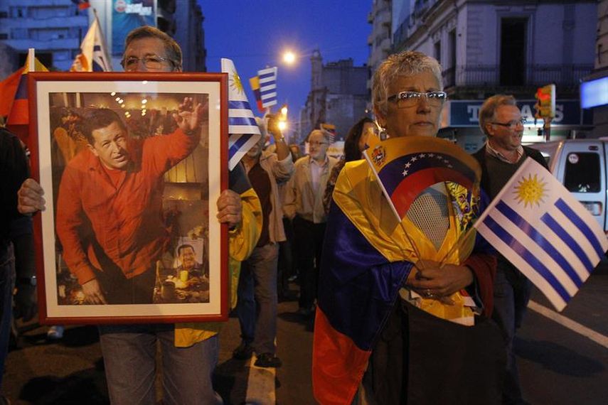 Cientos de personas recorrieron la avenida 18 de Julio desde la Universidad de la República hasta la Plaza de Cagancha este lunes 23 de marzo de 2015, en la marcha La paz en América Latina y la libre determinación en solidaridad con el pueblo de Venez