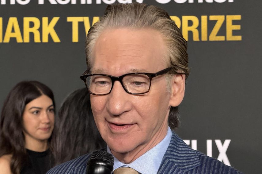 El comediante y presentador estadounidense Bill Maher habla con periodistas en el Centro Kennedy en Washington.