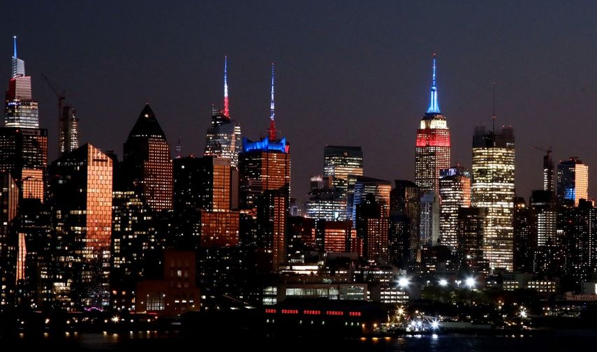 Rascacielos en Nueva York se iluminan con los colores de la bandera estadounidense el 5 de noviembre de 2024, día de elecciones presidenciales en el país.&nbsp;&nbsp;