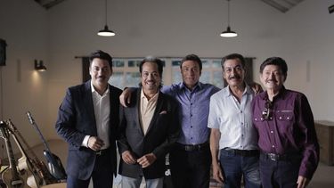 En esta imagen difundida por Prime Video, de izquierda a derecha, Luis Hernández, Hernán Hernández, Jorge Hernández, Eduardo Hernández y Oscar Lara, de Los Tigres del Norte, durante la filmación del documental Los Tigres del Norte: Historias que contar, estrenado el viernes 17 de junio en Amazon Prime Video.
