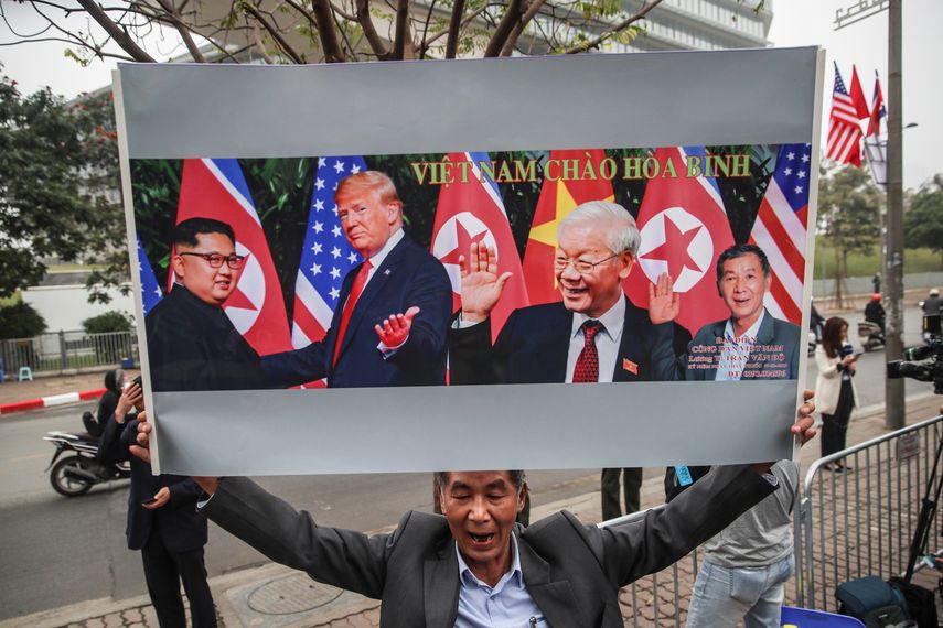 Un hombre sostiene una pancarta en las calles de Hanoi, durante la segunda cumbre de Estados Unidos y Corea del Norte. 