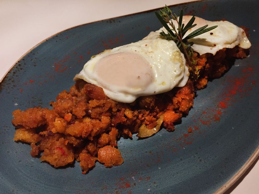 Tan aparentemente simple como coronar las migas con un huevo frito.&nbsp;